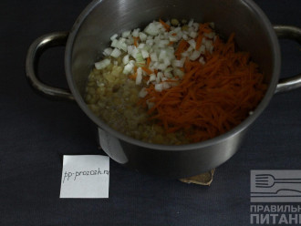 Шаг 5: Варите горох до полуготовности и добавьте лук с морковью. Варите на слабом огне, пока горох не разварится. 