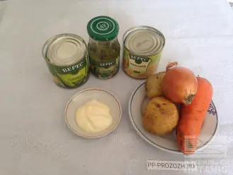 Шаг 1: Приготовьте все продукты по списку ингредиентов.
Отварите морковь и картофель.