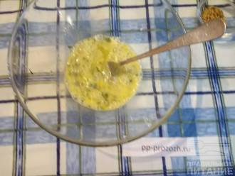 Шаг 2: Взбейте яйца с водой и добавьте половину зелени.
