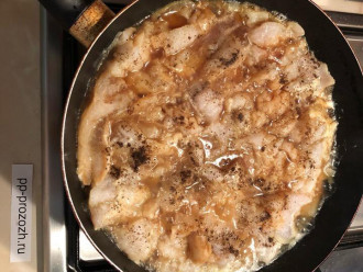 Шаг 6: Рыбу разломайте на мелкие кусочки лопаткой, залейте смесью яиц с йогуртом и добавьте соевый соус. Протушите 15-20  минут под крышкой.