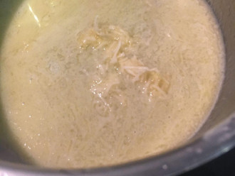 Шаг 5: Масло сливочное растопите и добавьте чеснок и соль по вкусу.