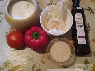 Шаг 1: Возьмите кальмары, перец болгарский, помидор, рис, соль и оливковое масло.