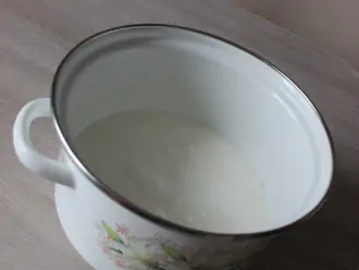 Шаг 2: Вылейте йогурт в кастрюлю.