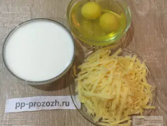 Шаг 3: Натрите сыр на крупной терке. Взбейте яйца с йогуртом. Для снижения веса используйте 2 яйца с желтком и 2 яйца с белком без желтка.
