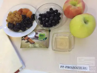 Шаг 1: Приготовьте ингредиенты. Вымойте сухофрукты и яблоки. Разморозьте тесто.