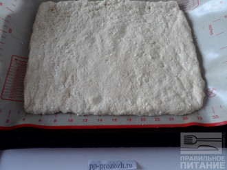 Шаг 7: Растелите на противень коврик или бумагу для выпечки. Раскатайте тесто.