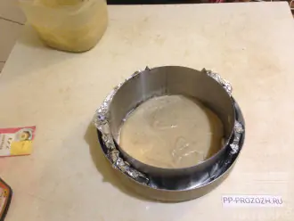 Шаг 6: Застелите форму фольгой. Поставьте на нее разъемное кольцо диаметром 18 см. Вылейте половину теста и поставьте форму в духовку, разогретую до 175 градусов на 30-40 минут.
Также выпекайте второй корж.