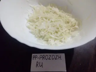 Шаг 2: Нашинкованную белокочанную капусту положите в салатник и перетрите со щепоткой соли. Чтобы салат был вкуснее, режьте капусту очень тонко.