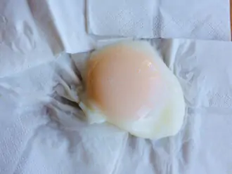 Шаг 5: Выложите яйцо на бумажные салфетки и дайте стечь воде. 