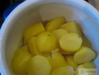 Шаг 2: Картофель почистите и порежьте на части.  Отварите в небольшом количестве воды до полной готовности. Слейте воду, оставив немного для приготовления пюре. 