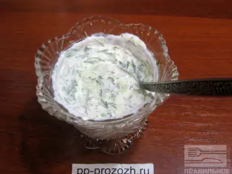 Шаг 4: Добавьте к йогурту порезанную зелень и натертый огурец. Хорошо перемешайте.
