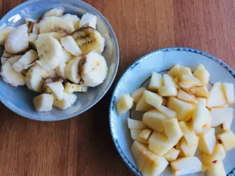 Шаг 3: Банан и яблоко нарежьте кусочками 2 см.