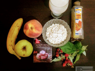 Шаг 1: Для приготовления десерта возьмите: кефир, банан, персик, яблоко, кленовый сироп, овсяные хлопья, ягоды , агар-агар и воду.