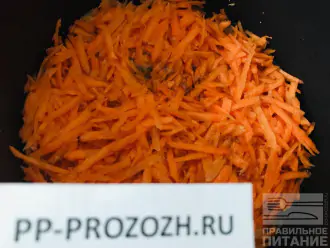 Шаг 3: Залейте морковь половиной стакана воды и поставьте варить примерно на 20 минут.