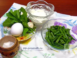 Шаг 1: Приготовьте все необходимые ингредиенты. Фасоль может быть свежей или замороженной. Зелень рукколы промойте. 