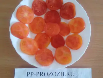 Шаг 2: Нарежьте помидоры ломтиками толщиной 7мм.