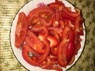 Шаг 2: Красный болгарский перец и помидор нарежьте дольками.