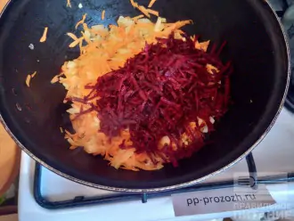 Шаг 5: Натрите на терке морковь, нарежьте лук, добавьте натертую свеклу, пастернак, томатную пасту, накройте крышкой и тушите 15 минут.