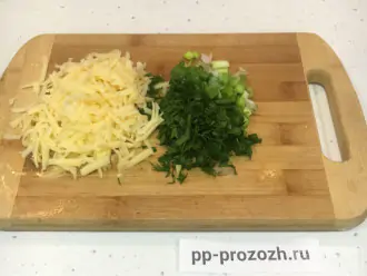 Шаг 4: Нарежьте зелень и зеленый лук. Натрите на крупной тёрке сыр. Все выложите на тарелку.