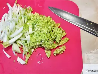 Шаг 5: Пекинскую капусту нарежьте тонкой соломкой. Обязательно добавьте её белую часть. Она отлично сочетается с луком, а еще в ней больше всего витаминов. 