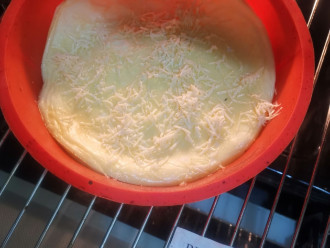 Шаг 7: За 3 минуты до готовности вытащите и сверху посыпьте оставшимся сыром. И отправьте доготавливатся. Выключите духовку.
