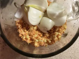 Шаг 4: Порежьте луковицу пополам и также добавьте в блендер. 