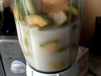 Шаг 6: В чашу блендера поместите киви, мед, авокадо и залейте миндальным молоком. Измельчите все с добавлением нескольких кусочков льда.