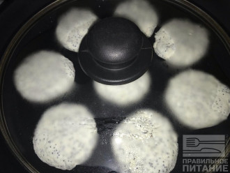 Шаг 5: Смажьте сковороду каплей кокосового масла и обжаривайте сырники под крышкой с двух сторон на небольшом огне до золотистой корочки.