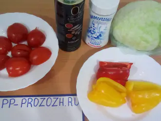 Шаг 1: Подготовьте ингредиенты: свежую белокочанную капусту, свежий болгарский перец, свежий помидор, соль, оливковое масло.