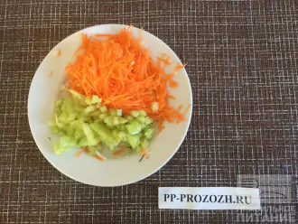 Шаг 2: Натрите на тёрке морковь и перец.