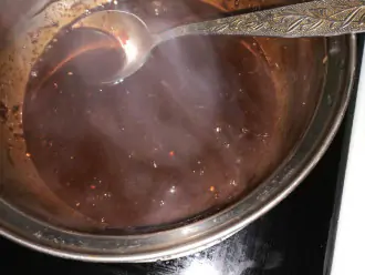 Шаг 9: На водяной бане растопите плитку натурального горького шоколада.