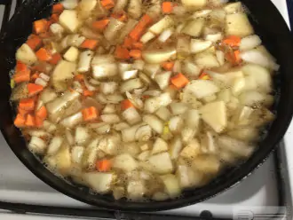 Шаг 4: Выложите нарезанные овощи и яблоко в сковороду. Добавьте масло и воду, соль и специи по вкусу. Тушите овощи до мягкости на медленном огне примерно 30 минут. Остудите.
