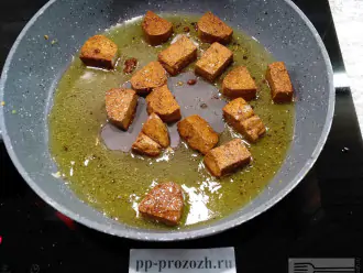 Шаг 7: Обжарьте в масле из-под чеснока с имбирем тофу до золотистой корочки и выложите его в миску.