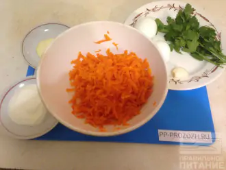 Шаг 2: Натрите морковь на крупной терке и выложите в чашу, где будете собирать салат.
