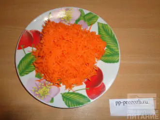 Шаг 4: Морковь натрите на мелкой терке и отправьте в суп за 5 минут до конца варки.