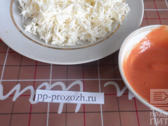 Шаг 5: Натрите сыр на терке и приготовьте томатный соус. Для этого смешайте 1 столовую ложку натуральной томатной пасты и 1 столовую ложку натурального йогурта. 