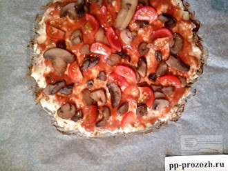 Шаг 6: Готовую основу смажьте томатным соусом, смешанным со сметаной. Затем выложите грибы и помидоры.
