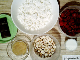 Шаг 1: Приготовьте ингредиенты: творог, мед, молоко, шоколад, малину (промойте и обсушите), арахис (подсушите и очистите).
