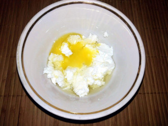 Шаг 2: В глубокую миску с творогом добавьте яйцо.