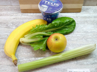 Шаг 1: Подготовьте необходимые ингредиенты: стебель сельдерея, яблоко, банан, листья салата и натуральный греческий йогурт.