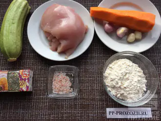 Шаг 1: Приготовьте ингредиенты. Промойте куриную грудку. Промойте и очистите овощи.