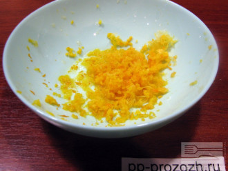 Шаг 4: Натрите цедру 1/4 апельсина и добавьте в тесто. 