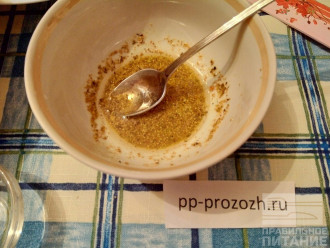 Шаг 6: Приготовьте соус для салата: соедините карри, оливковое масло и лимонный сок.