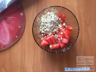 Шаг 3: Добавьте нарезанный помидор к овсяным хлопьям и белку. Перемешайте и дайте настояться 