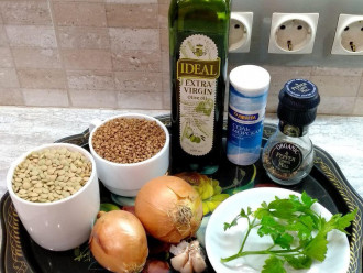 Шаг 1: Подготовьте ингредиенты для чечевичных котлет с гречкой: зеленую чечевицу, гречку, репчатый лук, чеснок, масло растительное, петрушку, специи.