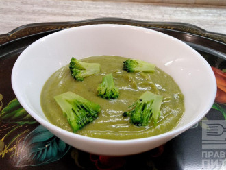 Шаг 11: Крем-суп из брокколи готов. 
Подавайте в тарелке, украсив соцветиями брокколи.