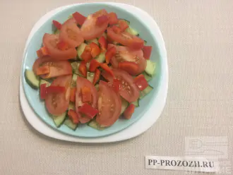 Шаг 3: Нарежьте помидор, огурец и перец. Выложите на тарелку.