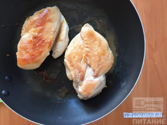 Шаг 2: Отделить куриное мясо от кости и Кофи и обжарьте на антипригарной сковороде до готовности.
