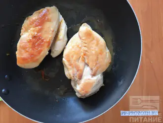 Шаг 2: Отделить куриное мясо от кости и Кофи и обжарьте на антипригарной сковороде до готовности.