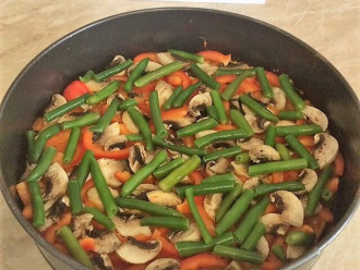 Шаг 6: Порежьте болгарский перец и шампиньоны. Сверху на соус положите грибы, перец и фасоль.
